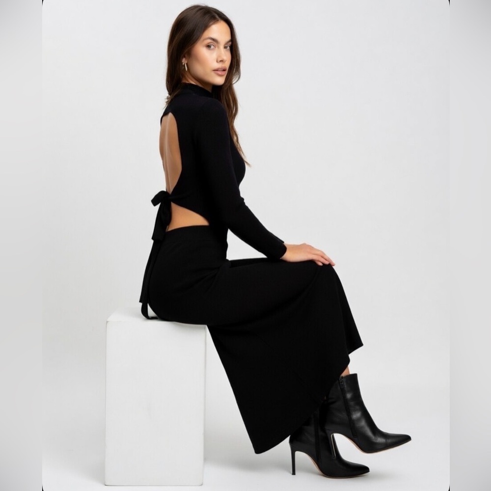 Elegant Ribbed Knit Black Open-Back Maxi Dress
